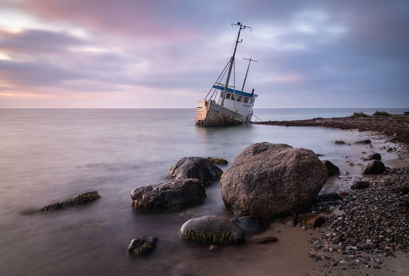 f6007   kaare selvejer   skibsvrag i morgenlys